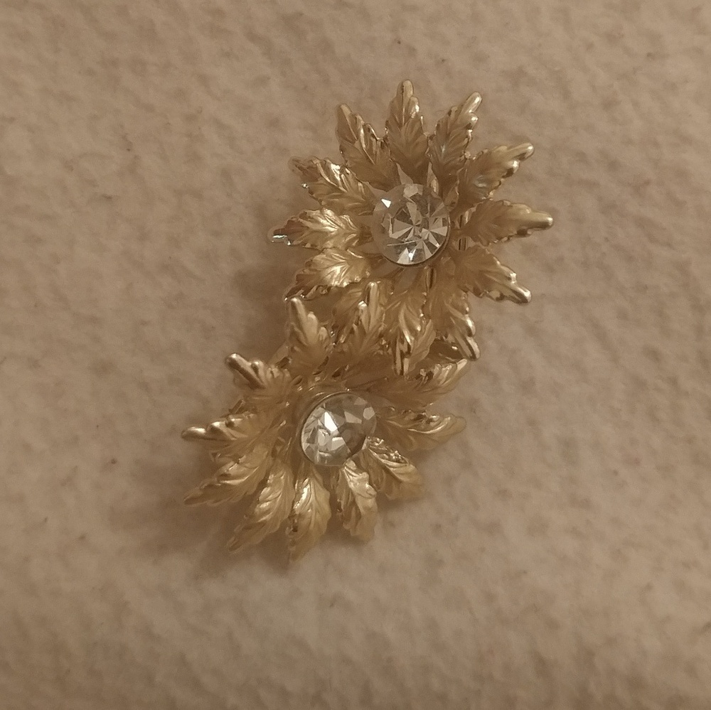 Vintage gold tone coro flower leaf crystal earring - Picture 5 of 6